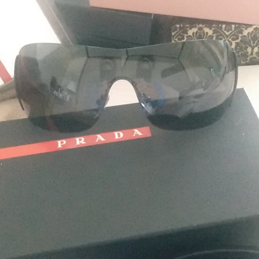 Prada sunglasses - Picture 4 of 4